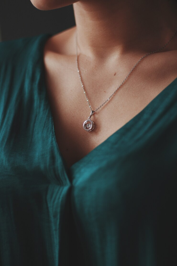 gros-plan-femme-portant-beau-collier-argent-pendentif-diamant_181624-21106.jpg
